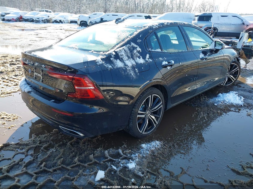 2022 Volvo S60 B5 R-Design