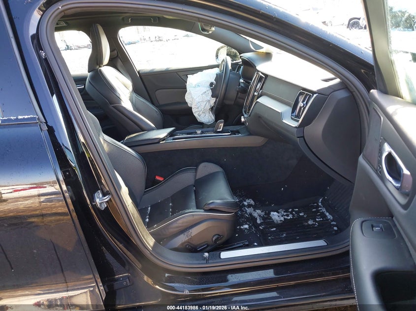 2022 Volvo S60 B5 R-Design