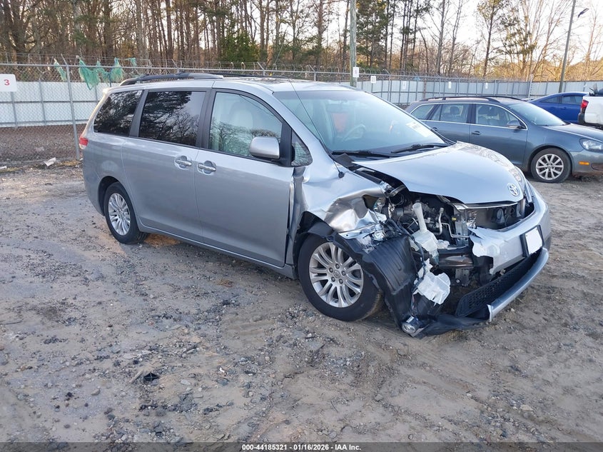 2014 Toyota Sienna Xle V6 8 Passenger