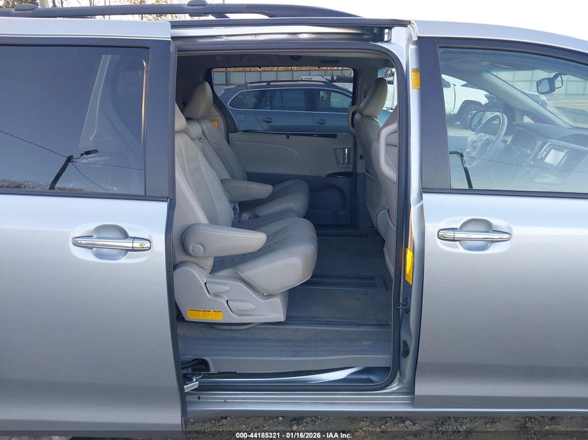 2014 Toyota Sienna Xle V6 8 Passenger