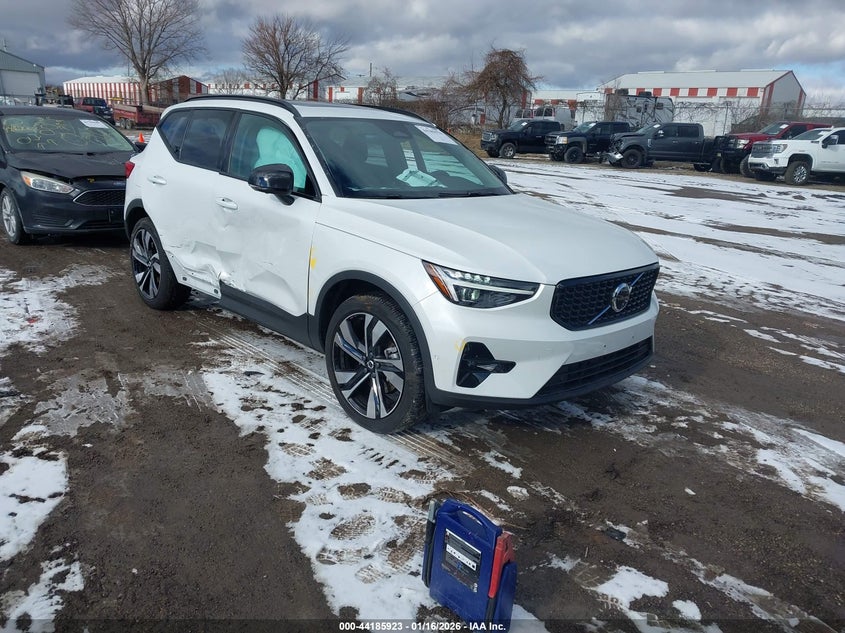 2025 Volvo Xc40 B5 Plus Dark Theme