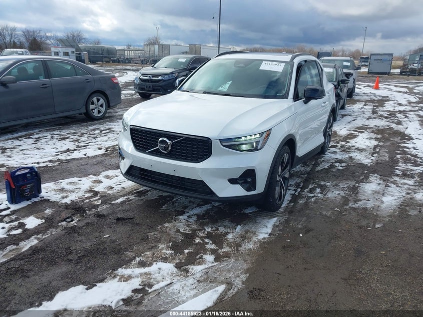 2025 Volvo Xc40 B5 Plus Dark Theme