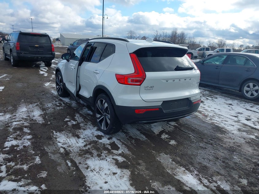 2025 Volvo Xc40 B5 Plus Dark Theme