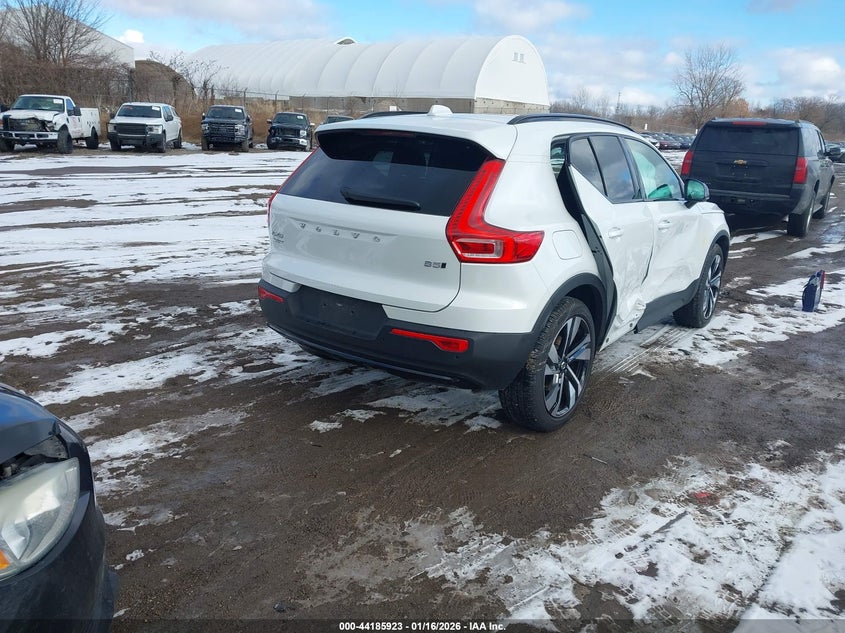 2025 Volvo Xc40 B5 Plus Dark Theme