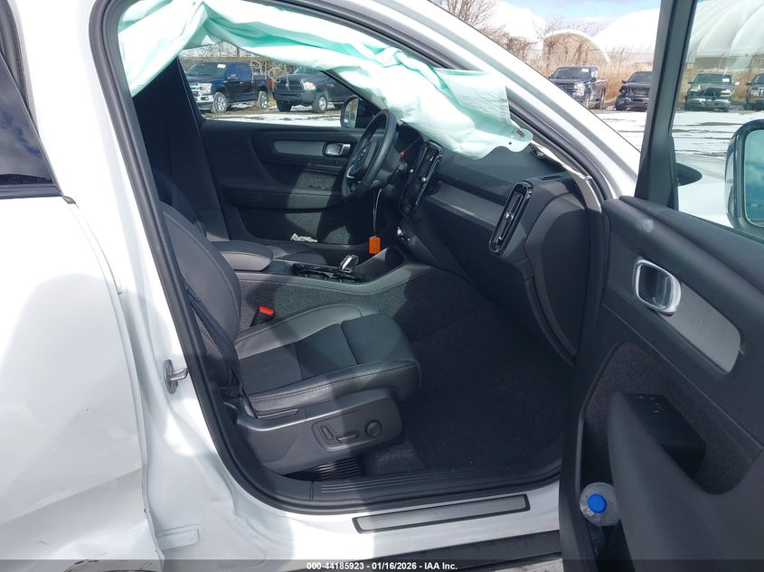 2025 Volvo Xc40 B5 Plus Dark Theme