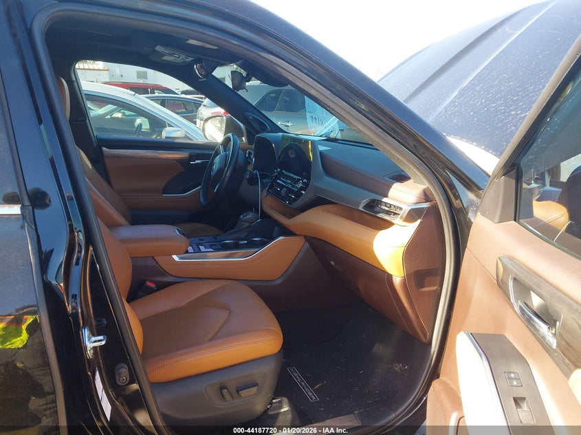 2021 Toyota Highlander Hybrid Platinum