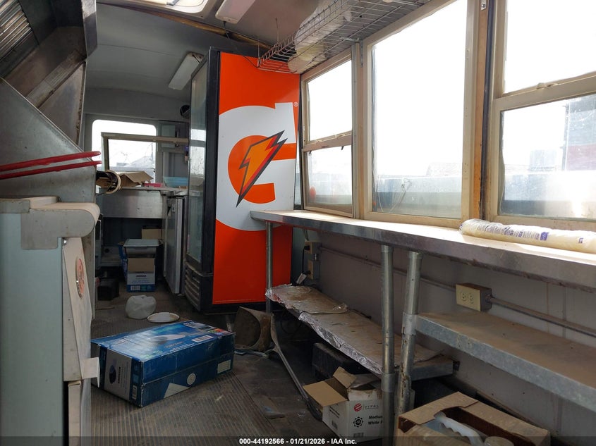 2001 WORKHORSE CUSTOM CHASSIS MOTORHOME CHASSIS auction photo 8