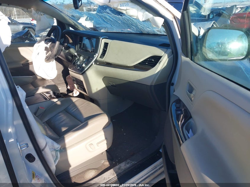 VIN 5TDDZ3DC7HS149558 2017 TOYOTA SIENNA XLE PREMIUM 7 PASSENGER
