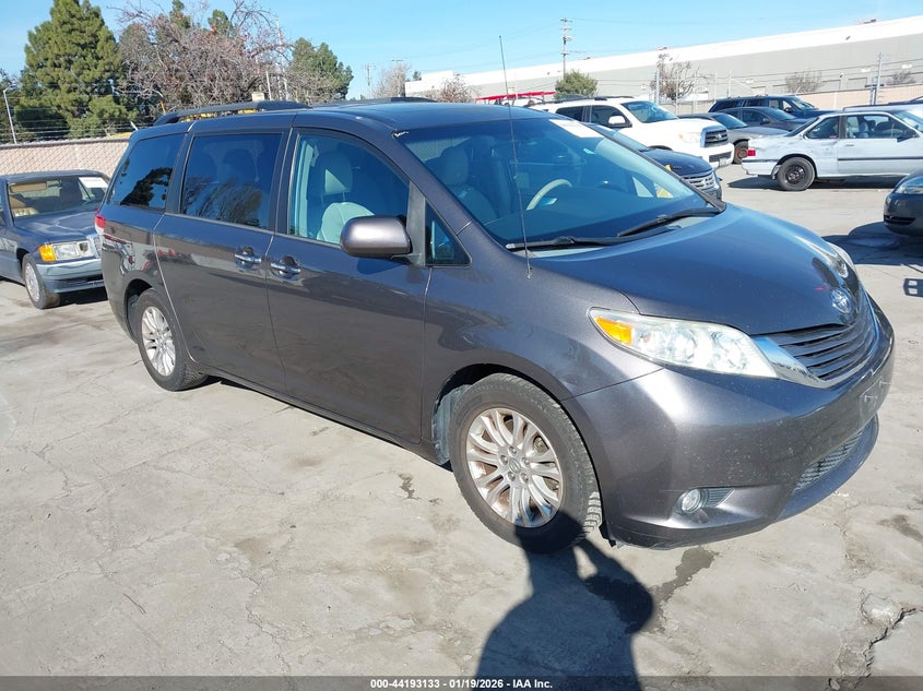 2012 Toyota Sienna Xle V6 8 Passenger