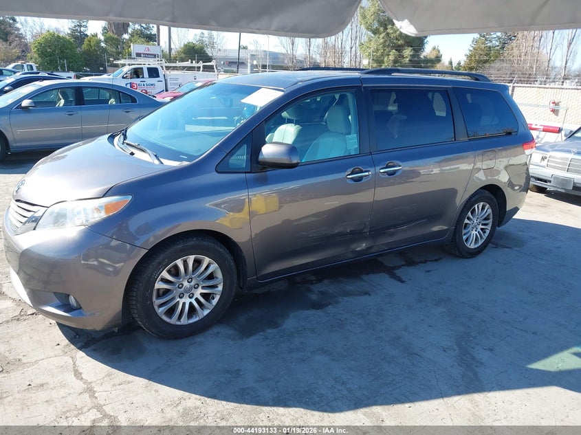 2012 Toyota Sienna Xle V6 8 Passenger