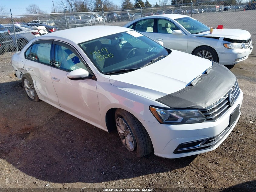 2018 Volkswagen Passat 2.0T R-Line/2.0T S