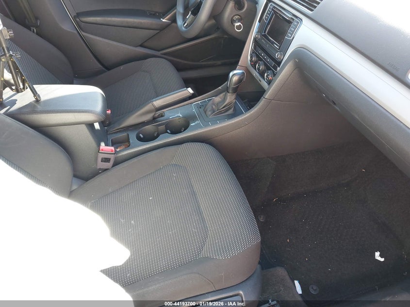 2018 Volkswagen Passat 2.0T R-Line/2.0T S