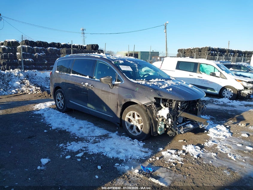 2017 Chrysler Pacifica Touring-L Plus