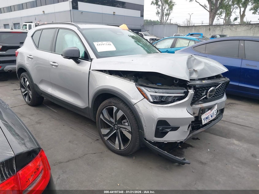 2024 Volvo Xc40 B5 Plus Dark Theme