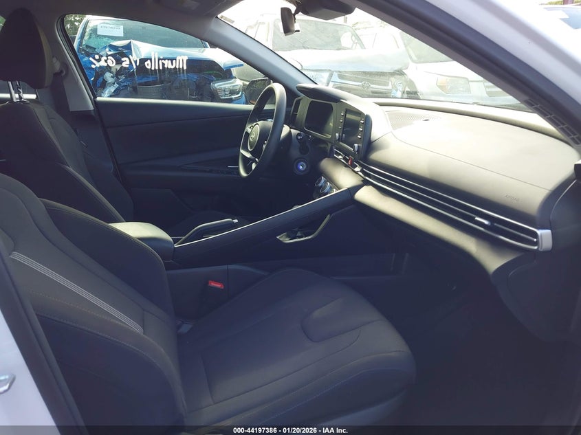 2025 Hyundai Elantra Se