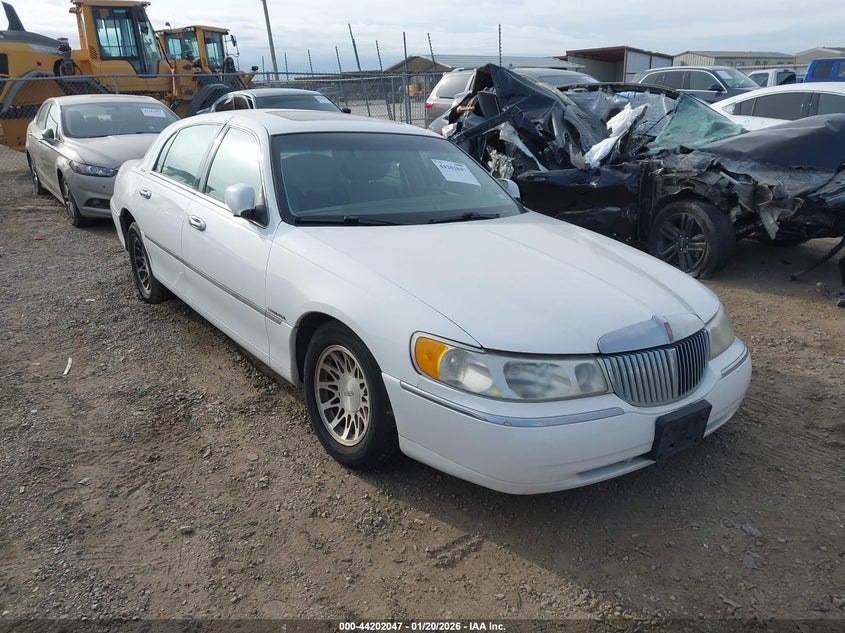 2000 LINCOLN TOWN CAR auction photo 1