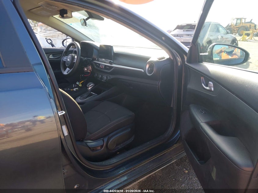 VIN 3KPF24AD9ME273299 2021 KIA FORTE LXS