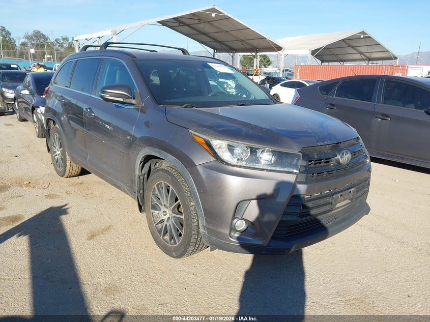 2017 TOYOTA HIGHLANDER SE