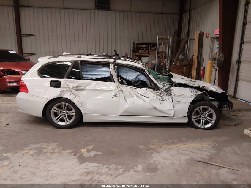 2008 BMW 328Xi VIN: WBAVT73558FZ37400 Lot: 44203814