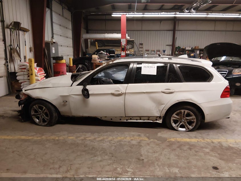 2008 BMW 328Xi VIN: WBAVT73558FZ37400 Lot: 44203814