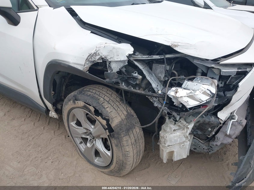 VIN 2T3W1RFV3MW120388 2021 TOYOTA RAV4 XLE