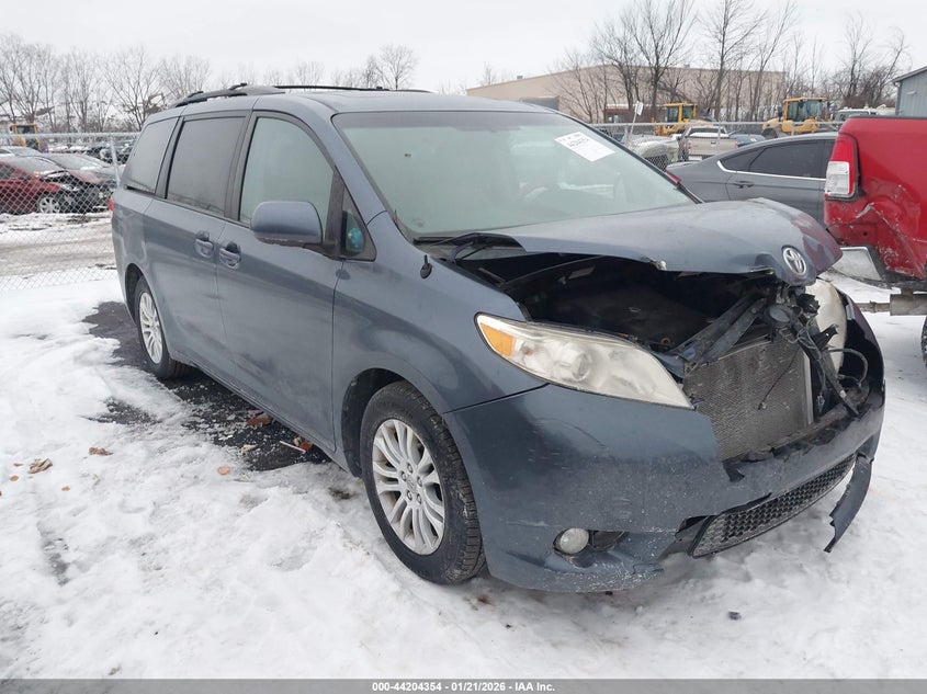 2013 Toyota Sienna Xle V6 8 Passenger