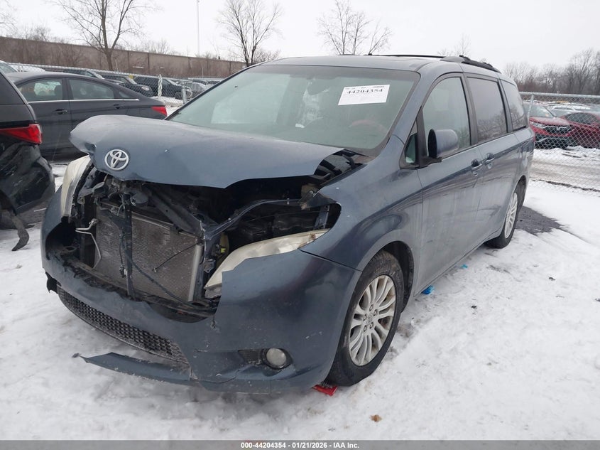 2013 Toyota Sienna Xle V6 8 Passenger