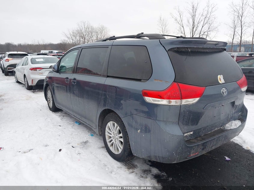 2013 Toyota Sienna Xle V6 8 Passenger