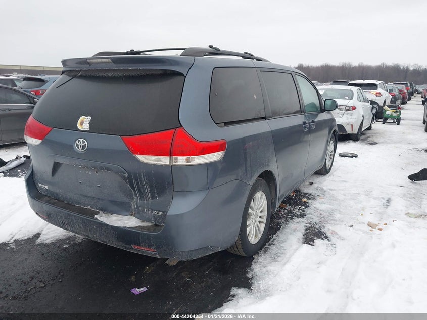 2013 Toyota Sienna Xle V6 8 Passenger