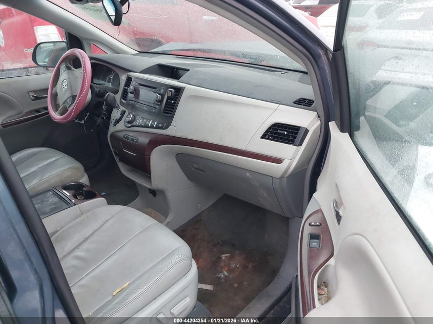 2013 Toyota Sienna Xle V6 8 Passenger