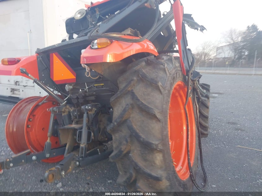 2022 KUBOTA M70602D TRACTOR auction photo 4