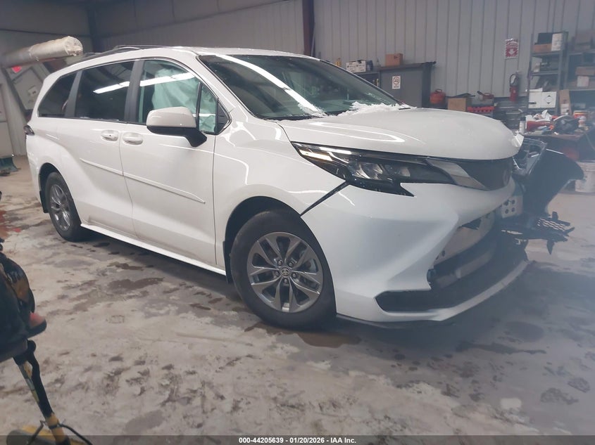 2025 Toyota Sienna Le