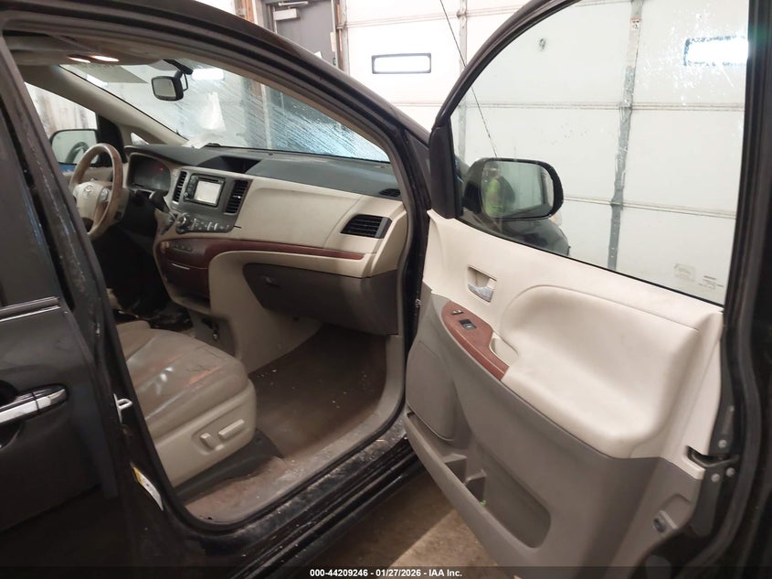 2014 Toyota Sienna Xle V6 8 Passenger