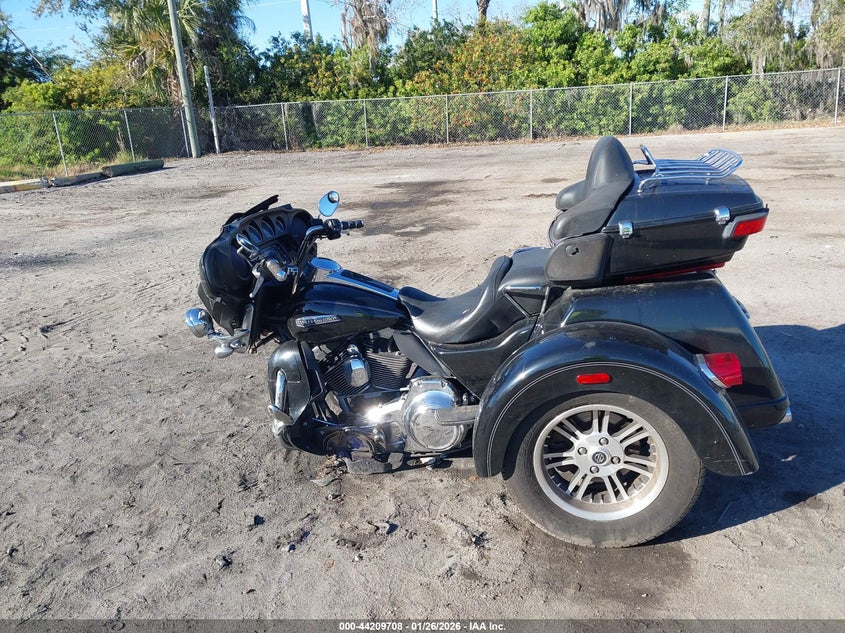 2016 Harley-Davidson Flhtcutg Tri Glide Ultra VIN: 1HD1MAL10GB850162 Lot: 44209708