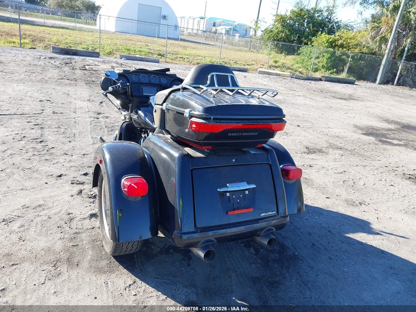 2016 Harley-Davidson Flhtcutg Tri Glide Ultra VIN: 1HD1MAL10GB850162 Lot: 44209708