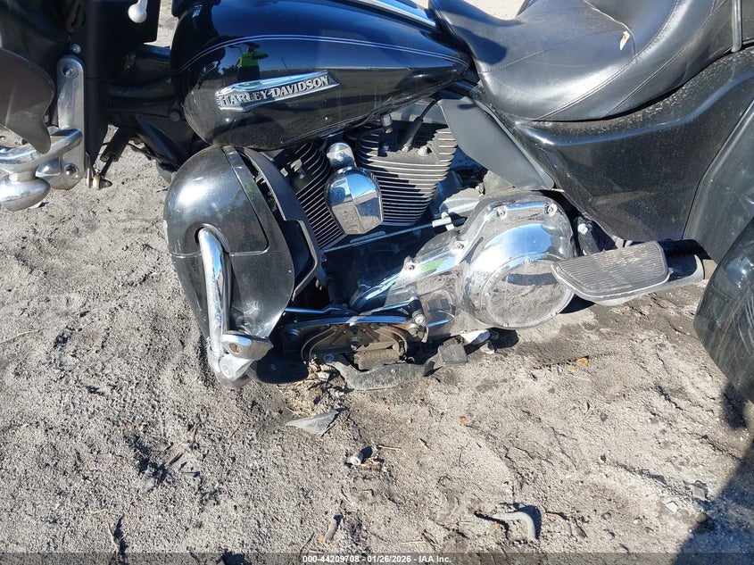 2016 Harley-Davidson Flhtcutg Tri Glide Ultra VIN: 1HD1MAL10GB850162 Lot: 44209708