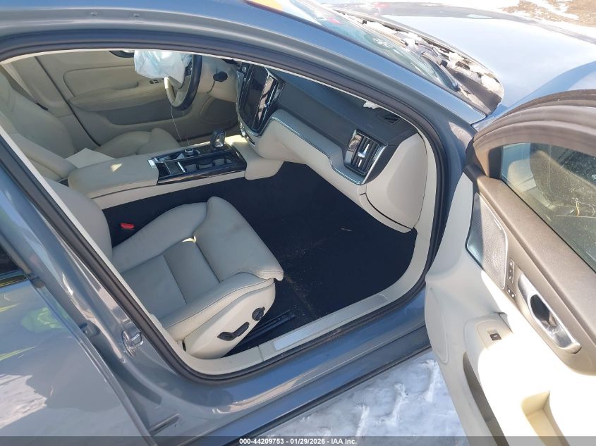 2024 Volvo S60 Recharge Plug-In Hybrid T8 Ultimate Dark Theme