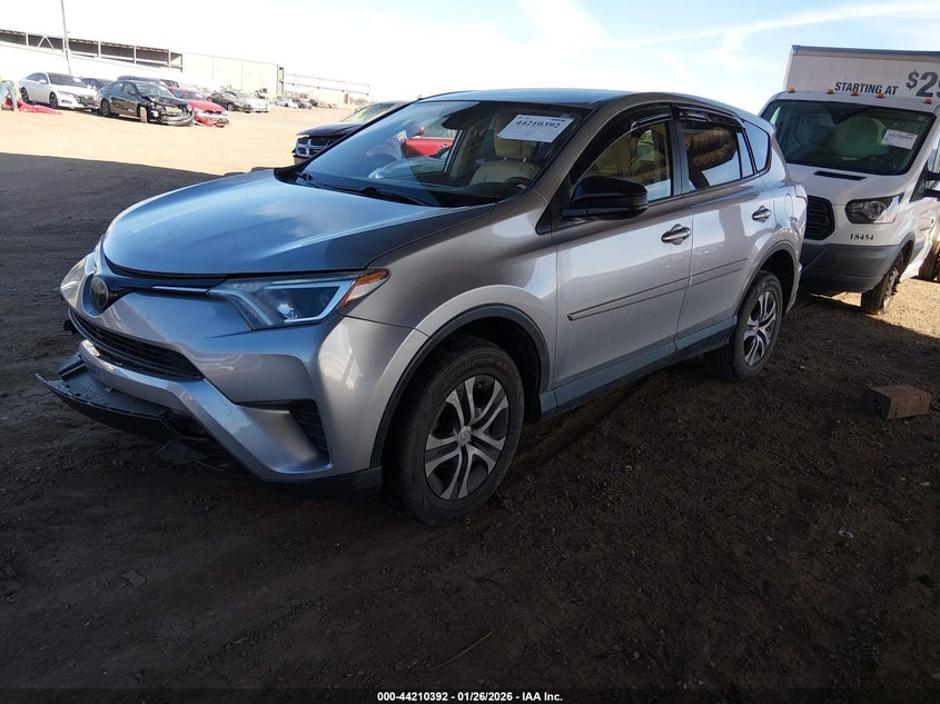 VIN JTMZFREV9JJ172621 2018 TOYOTA RAV4 LE