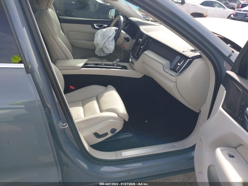 2023 Volvo Xc60 B5 Ultimate Bright Theme