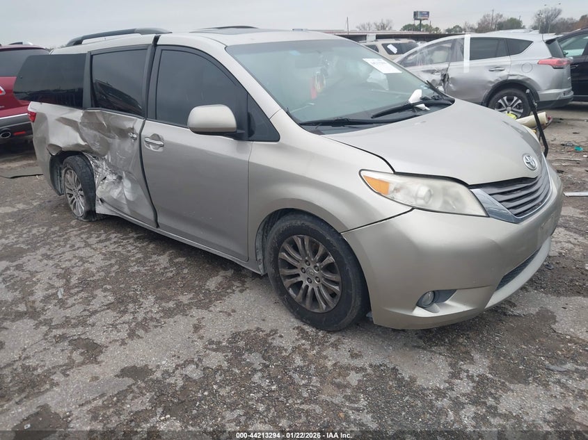 TOYOTA SIENNA XLE 8 PASSENGER
