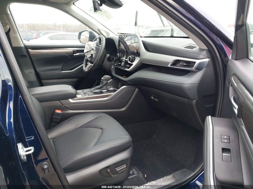 2025 Toyota Highlander Hybrid Platinum