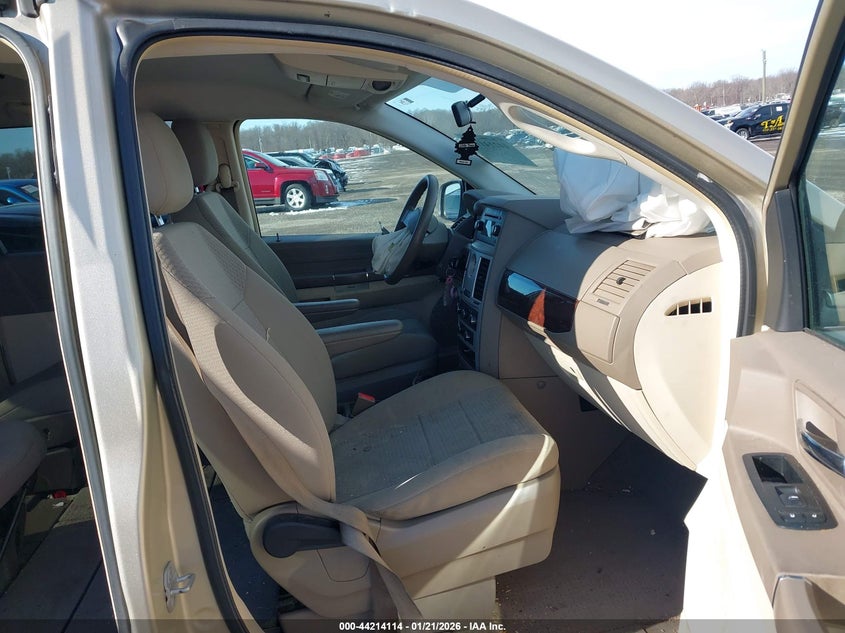 2010 Chrysler Town & Country New Lx