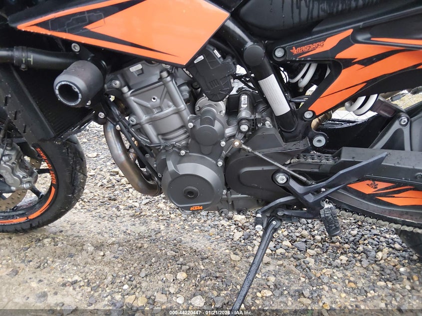 VIN VBKTU9405NM833890 2022 KTM 890 DUKE R