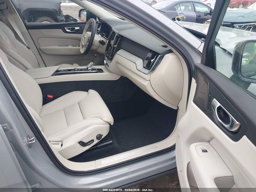 2025 Volvo Xc60 Plug-In Hybrid Ultra, T8 Awd Electric/Gasoline, Dark