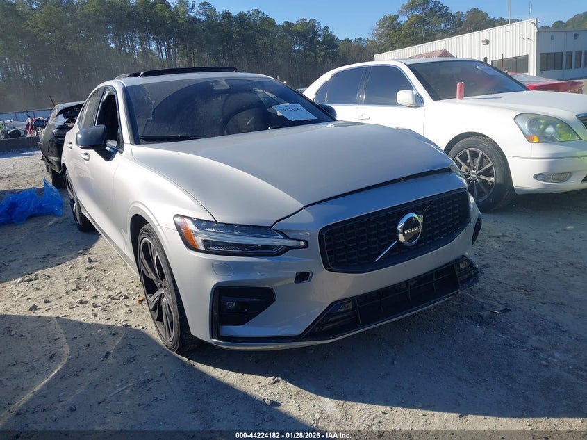 2024 Volvo S60 B5 Core Dark Theme