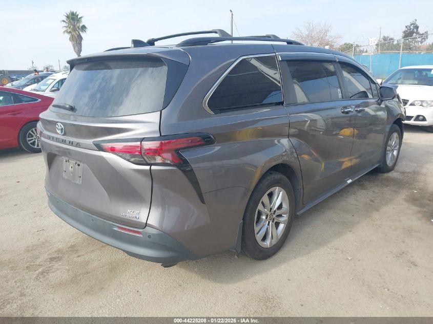 2022 Toyota Sienna Xle