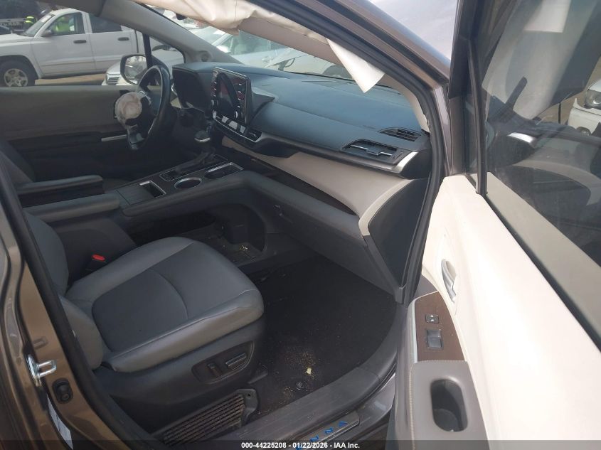 2022 Toyota Sienna Xle