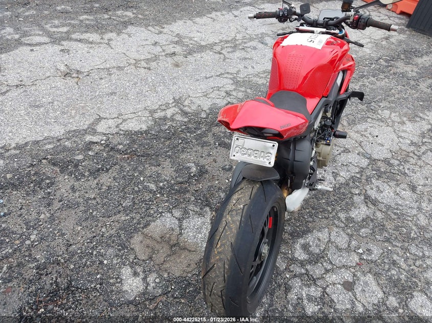 2024 Ducati Streetfighter V4/V4S VIN: ZDMFAKWW4RB009501 Lot: 44225215