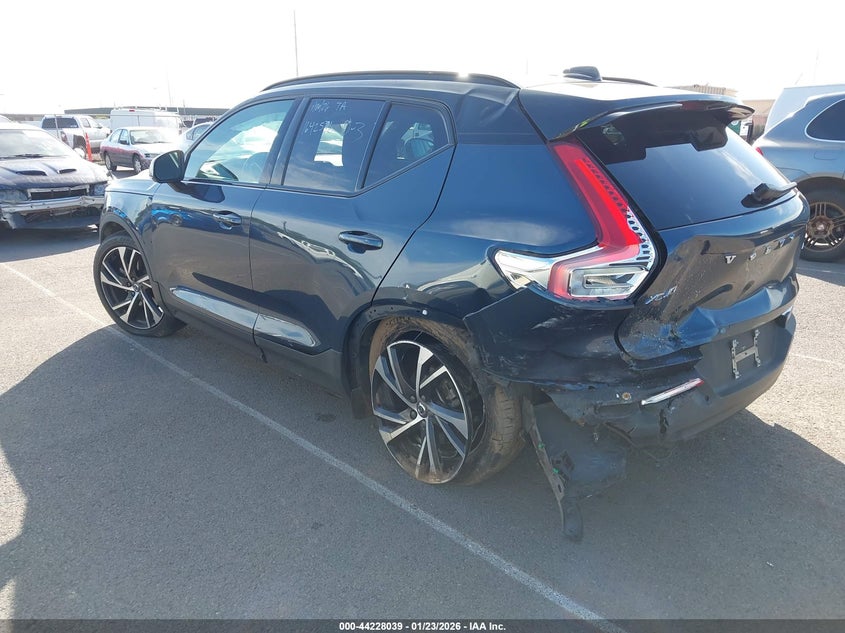 2022 Volvo Xc40 T4 R-Design