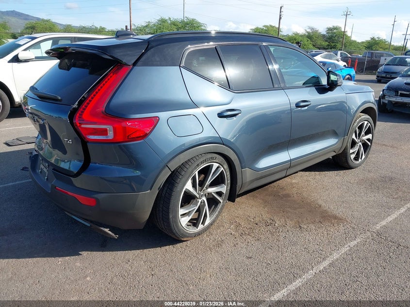 2022 Volvo Xc40 T4 R-Design